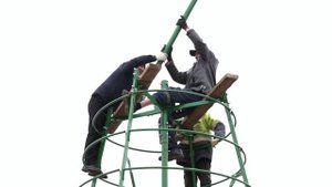 В Волжске (Марий Эл) устанавливают главную елку города