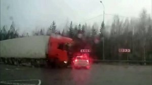 На видео попали последние секунды перед боковым ударом BMW и фуры под Петрозаводском