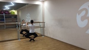 Урок 5: изучение основных движений у станка (плие и батман тандю), техника исполнения и отработка.