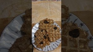 Из остатков каши сделала вафли.