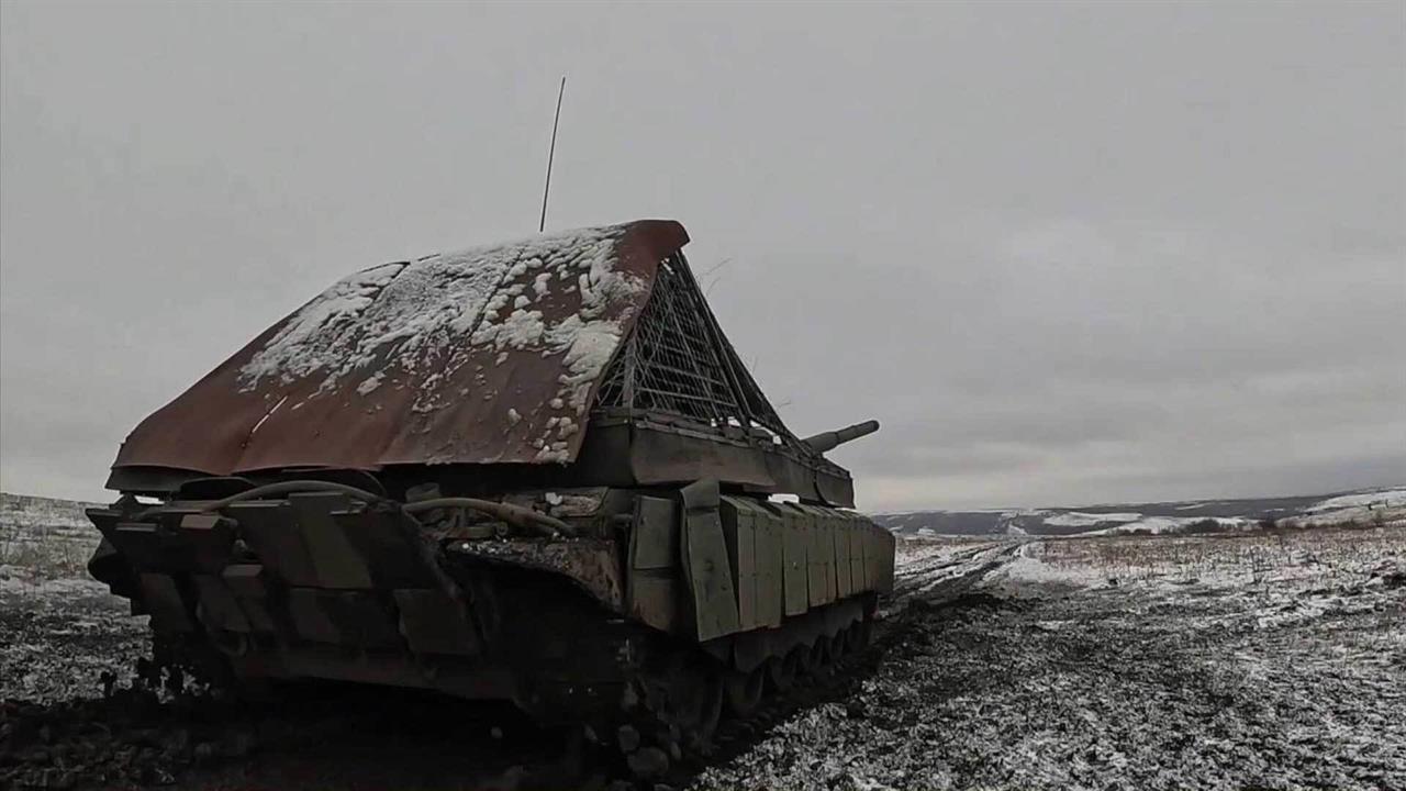 Экипаж танка T-72, несмотря на повреждения башни, продолжил сражаться и разбил огневые точки ВСУ.