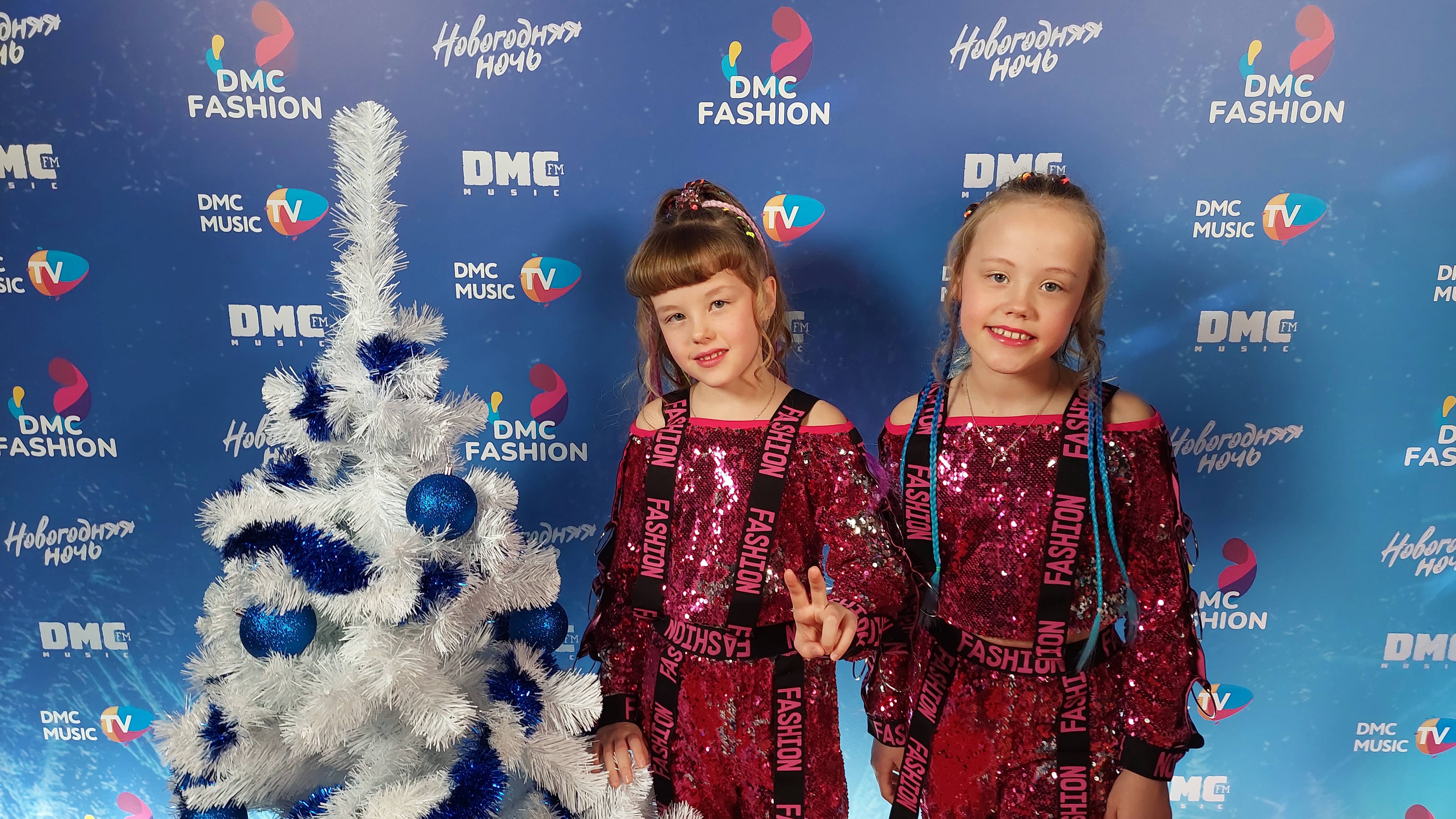 Devil may cry 5 триш. Данте dmc в новогодней шапочке. Неро devil may cry 5. Вергилий и данте dmc. Devil may cry 5 nero.