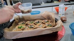 Запечённые тарталетки с рыбой.