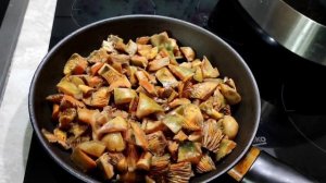 САМЫЕ МЕГА-ВКУСНЫЕ ГРИБЫ. РЕЦЕПТ: ЖАРЕНЫЕ РЫЖИКИ С КАРТОШКОЙ И В СМЕТАНЕ