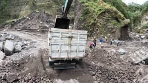 Строительство, экскаватор копает и загружает песок