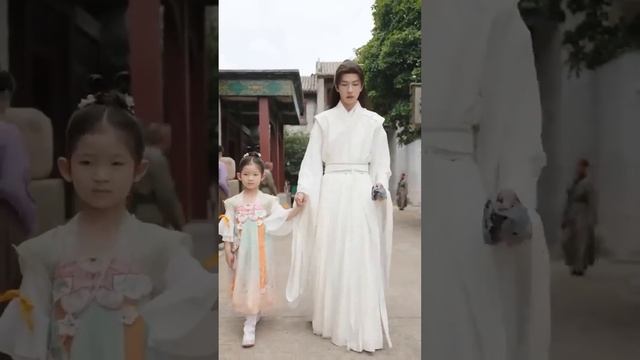 [MULTISUB]俏皮女主被四個男主團寵✨女博士穿越到相府嫡女身就被邪皇奪去女兒身，藏起孕肚跑六年后歸來只爲復仇，誰知被四個男人堵著要做孩兒她爹，這…#穿越 #熱播短劇 #古裝戲 #甜寵 #萌娃