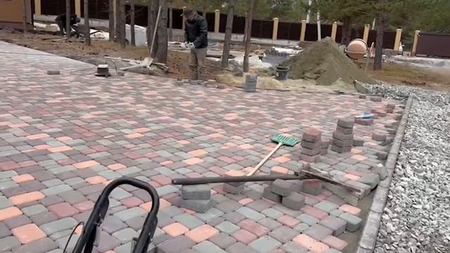 Благоустройство участка: укладка тротуарной плитки