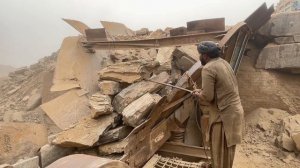 Строительство, дробление щебёнки