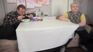 Ужинаю дома вместе с мамой Галиной и думаем что будем делать завтра Собираюсь сделать уборку