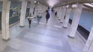 Еще один неадекват: отверженный любовник толкнул женщину под поезд метро. Она чудом не пострадала!