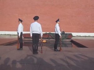 Смена почетного караула на посту №1 в Москве. Могила неизвестного солдата.