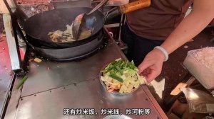 中國雲南大集市,在地人的美食,傣族風味燒茄子,小銅鍋做米綫,官渡粑粑現場烙,炒麵炒飯炒河粉,吃的人真多;豌豆涼粉配卷粉,酸酸辣辣,香味四溢;老南瓜小白菜,日用百貨真便宜/4k