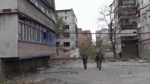 Расчет тяжелого миномета "Тюльпан" обеспечивает наступление российских частей на Красноармейск