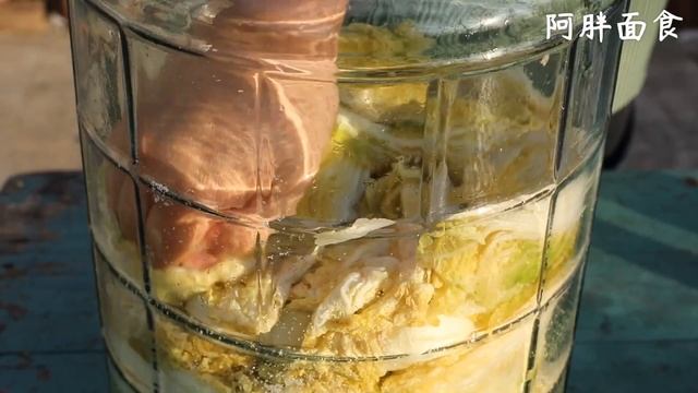 腌白菜最简单好吃的做法，清脆爽口，比韩国泡菜还下饭【阿胖面食】
