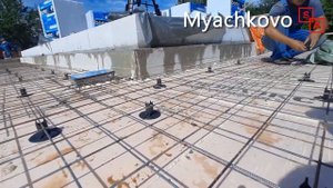 ЗАЛИВАЕМ УТЕПЛЕННУЮ БЕТОННУЮ АРМИРОВАННУЮ ОТМОСТКУ ТОЛЩИНОЙ 100 ММ