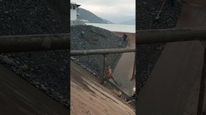 Строительство, разгрузка баржи