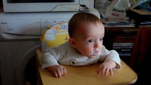 малыш кушает творожок, чтобы вырос зубок