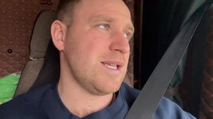 Водилы ещё нет , а уже линейки в баки ставит !???