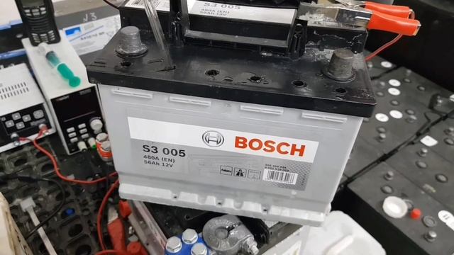 ЗАРЯДНОЕ УСТРОЙСТВО  #КУЛОН 825 + два АКБ  BOSCH  56 Ач. Долив воды.  Заряд. КТЦ  до 10,5 Вольт