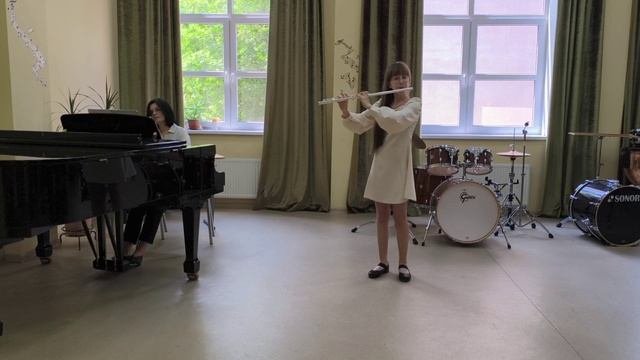 К.Стамиц. Концерт - 2 часть 
Исполняет Виталия Гришина 13 лет ( 5 класс)
