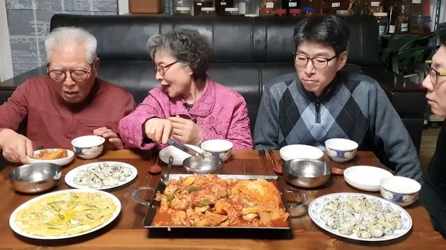 쭉쭉~ 찢어먹는 묵은지 닭볶음탕 먹방 (초간단 주먹밥, 영양듬뿍 양배추전) Kimchi Dakbokkeumtang Mukbang / Korean Spicy Chicken Stew