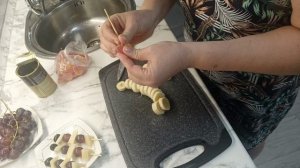 С виногадом канапе. Марафон новогодних закусок 2025.