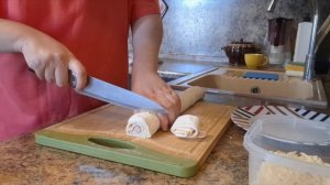рулетики из слоеного теста с беконом и сыром .