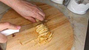 САЛАТ С ЖАРЕНЫМИ ЯЙЦАМИ