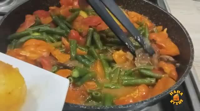 Говядина тушёная с овощами в сковороде