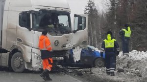 «Гранд Витару смяло в груду металла об две фуры». Смертельное ДТП в Омской области.