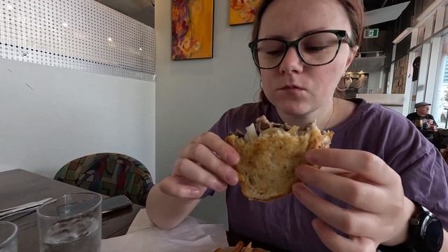 ЇЖА  В АМЕРИЦІ:  PHIL'S ON 11TH - КОТЛЕТА СМАЧНА А ВСЕ ІНШЕ ТАКЕ СОБІ