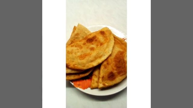 Чебуреки с творогом и зеленью.