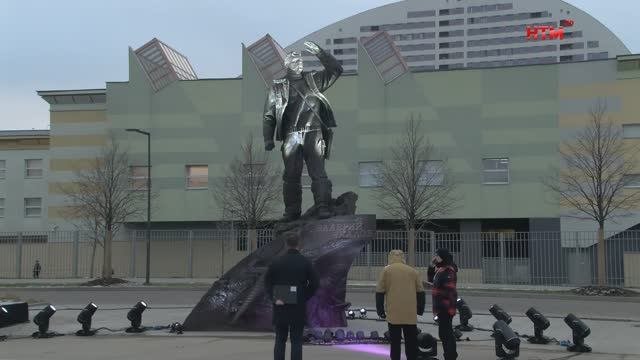 В Москве открыли памятник Валерию Чкалову