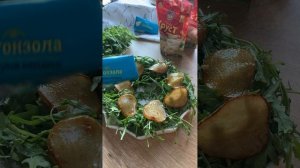 Салат с грушей и Горгонзолой