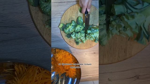 Салат с сырым брокколи оценят все ваши гости, нравится даже детям.