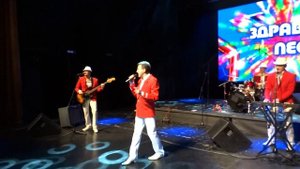 ВИА "Здравствуй, песня" руководители : В.Барков-А.Греца , "Девчёнка из квартиры 45"