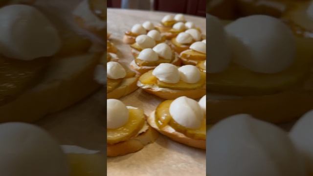Брускетта с карамелизированой грушей и сыром мацарела