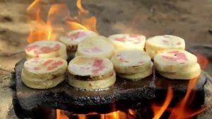 мальчик дикарь кушает вкусную еду в дикой природе