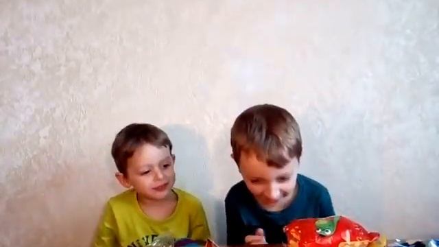 Маленькие сладкоежки.