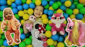 Злата с котятами  играют в прятки на батуте, в доктора с Бейби, весело продают сладости