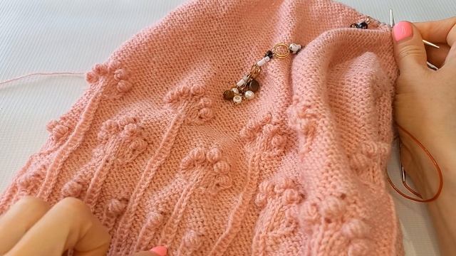 Жилет для девочки спицами с растительным узором/с V-образный вырез/ 6-8 лет