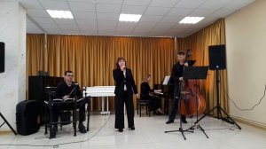 Пчела и бабочка;Старый рояль.