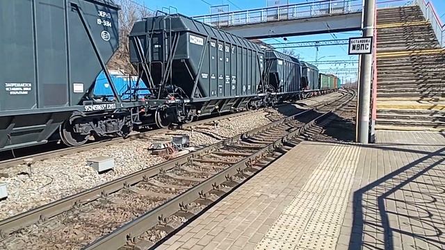 Поезда компании РЖД перевозят тонны грузов-посмотрите это интересное видео о том,как это происходит