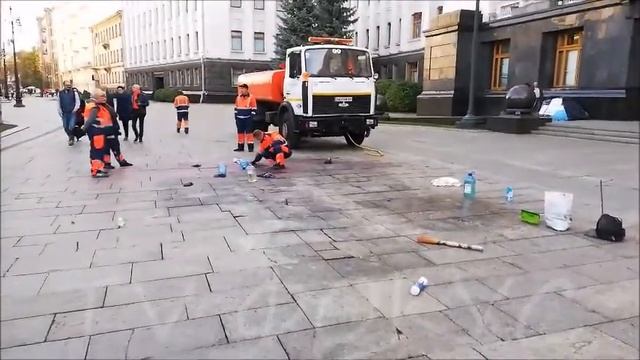 Рабочие затерли, имя Гандзюк. Офис президента удалил надпись " Кто следующая  Гандзюк !" 28.09.19. смотреть онлайн