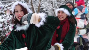 Дед Мороз и Снегурочка на санях с тройкой лошадей 1