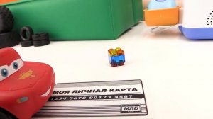 Молния Маквин ремонтирует машинки - Видео с игрушками