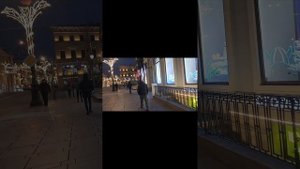 Санкт-Петербург сияет новогодними огнями