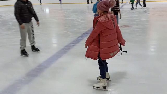 Настя и Надя на ледовой арене Южного города