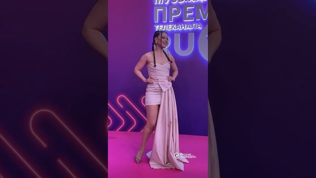 Как девочка: Савичева заплела косички и показала стройные ножки #светскаяхроника