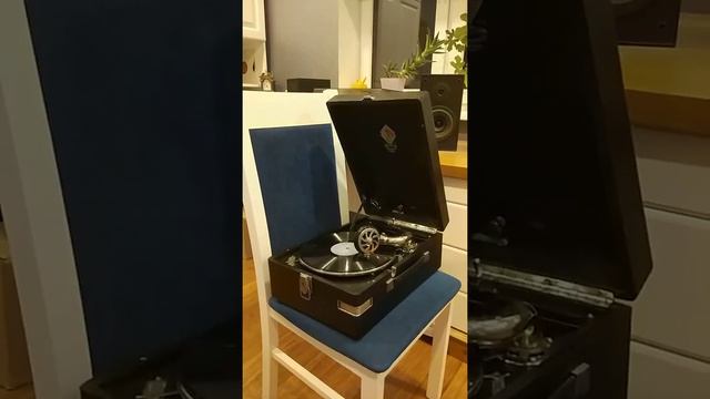 Изабелла Юрьева "Венгерская песня". Играет патефон 1936 года. смотреть онлайн